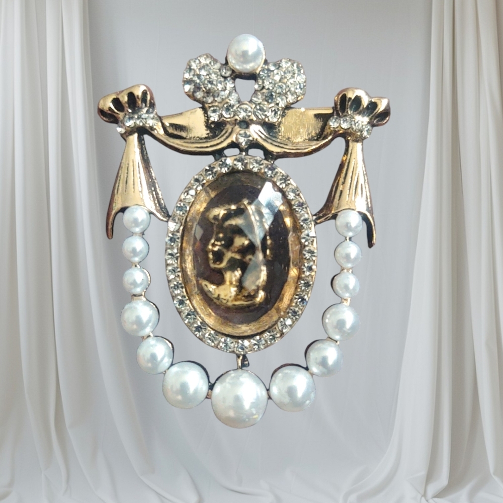 Elegant Gold and Silver Brooch with Pearls